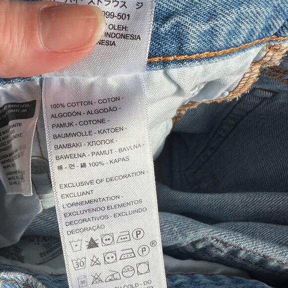 Levi's 501 High-Rise Denim Shorts in Sansome St Wash - Picture 7 of 8